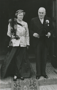 875571 Portret van vermoedelijk Henricus (Henk) van Straaten (bodehuishouder, Waterstraat 83bis) in Wijk C te Utrecht ...